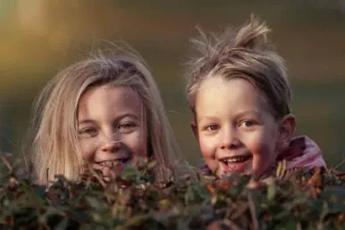 zwei Kinder spielen und lachen