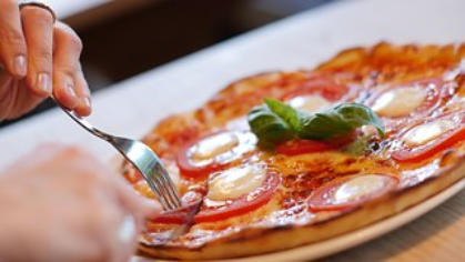 Pizza richtig essen im restaurant