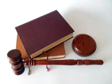 Foto, mit Gesetzbuch und Gerichtshammer