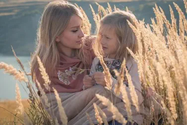 Foto, Mutter mit Kind auf der Wiese