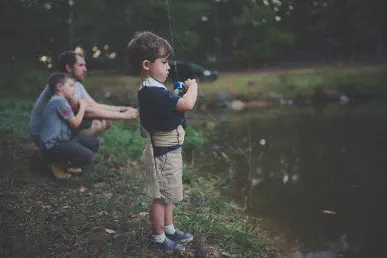 Foro, Vater spielt mit Kinder am Teich